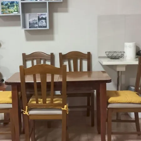 Take 5 - 2br By Kavaja Str, Sleeps 5 Ppl דירה טיראנה