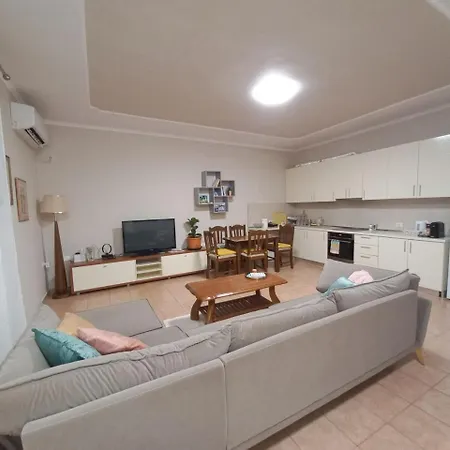 Take 5 - 2br By Kavaja Str, Sleeps 5 Ppl *