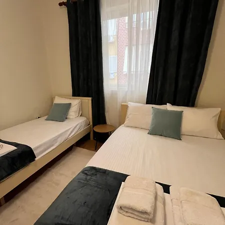 Take 5 - 2br By Kavaja Str, Sleeps 5 Ppl * טיראנה