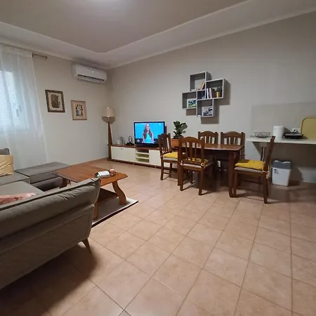 Take 5 - 2br By Kavaja Str, Sleeps 5 Ppl דירה טיראנה