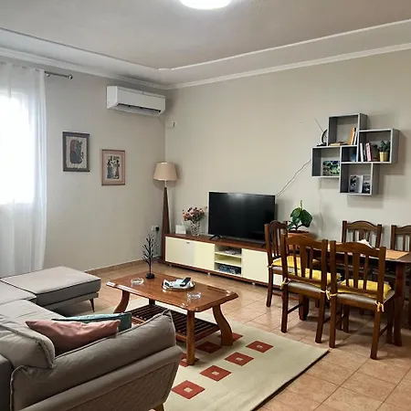 Spacious 2br - Walk To Skanderbeg Square アパート