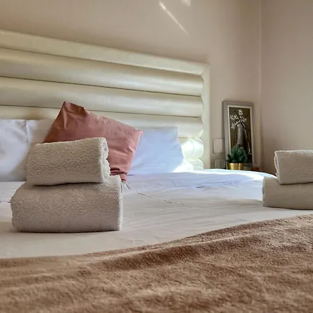 Spacious 2br - Walk To Skanderbeg Square Tirana