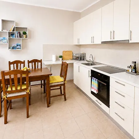 Apartment Spacious 2br - Walk To Skanderbeg Square Tirana