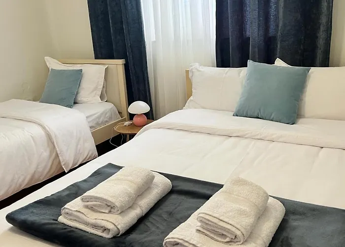 Spacious For Families & Groups ティラナ